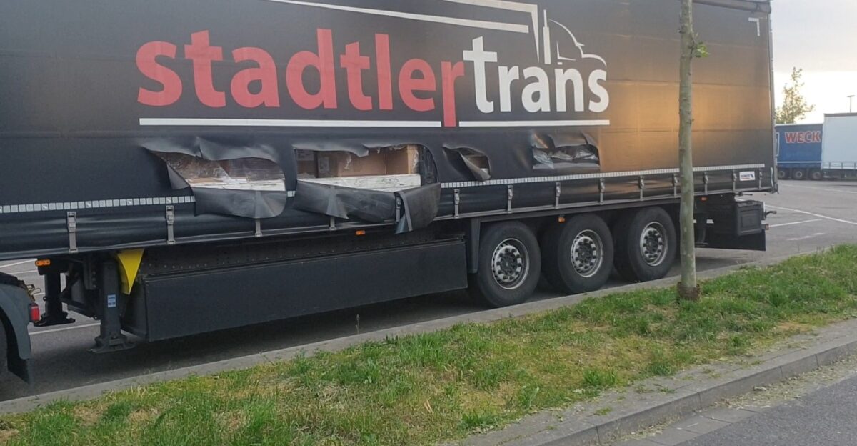 Aufgeschlitzte LKW-Plane