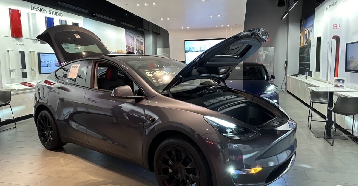 Tesla Showroom Dadeland Mall 27 November 2023