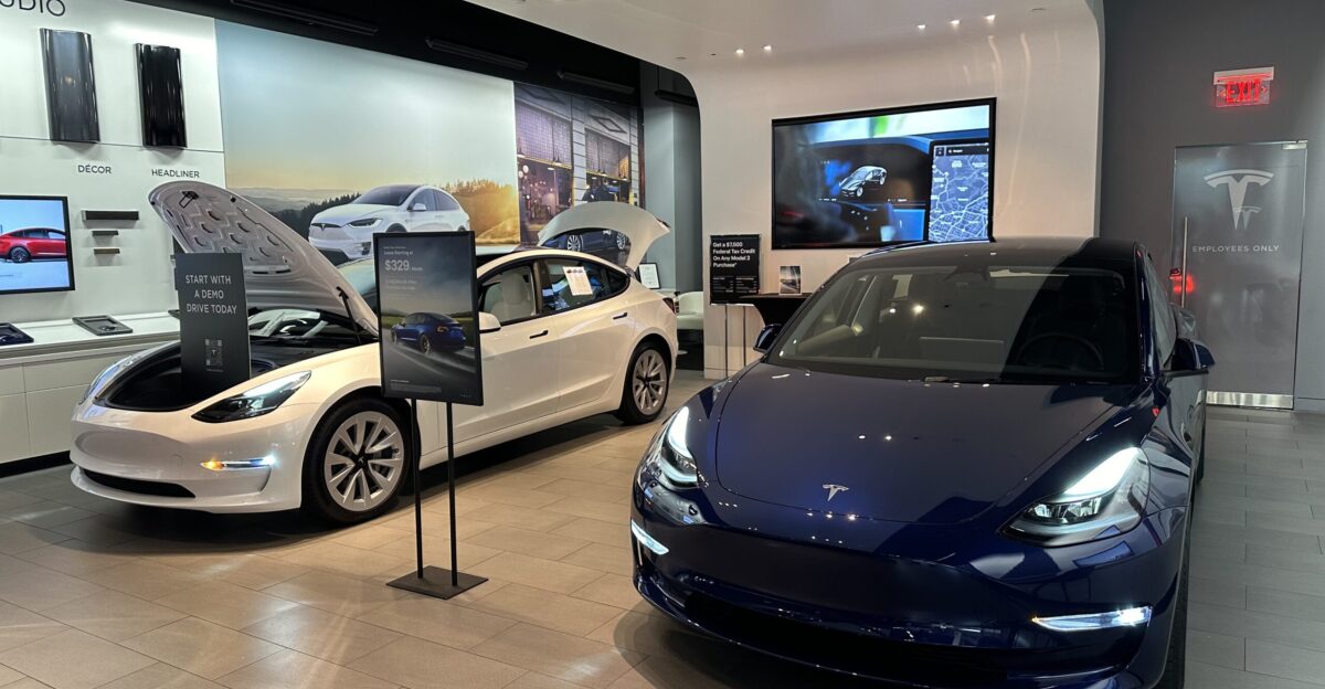 Tesla Showroom Dadeland Mall 27 November 2023