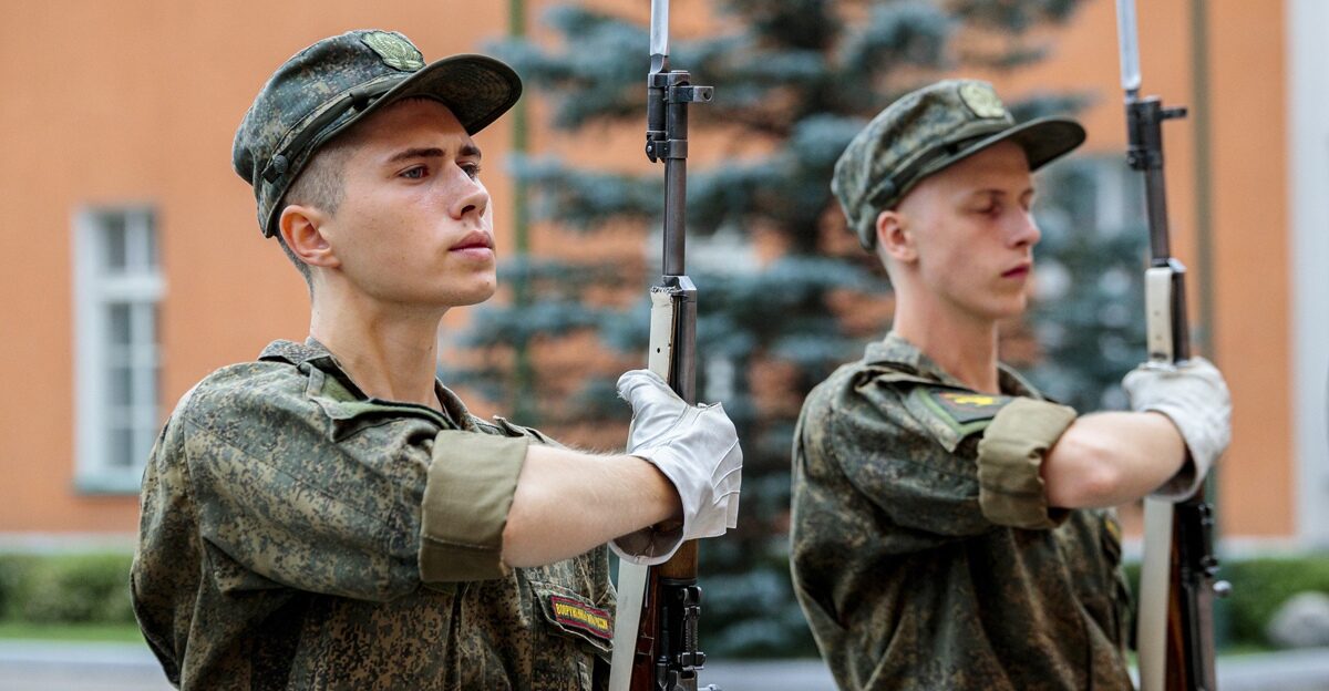 Pervaya stroevaya podgotovka Preobrazhenskogo polka roty Poch tnogo karaula i voennogo orkestra vesennego prizyva