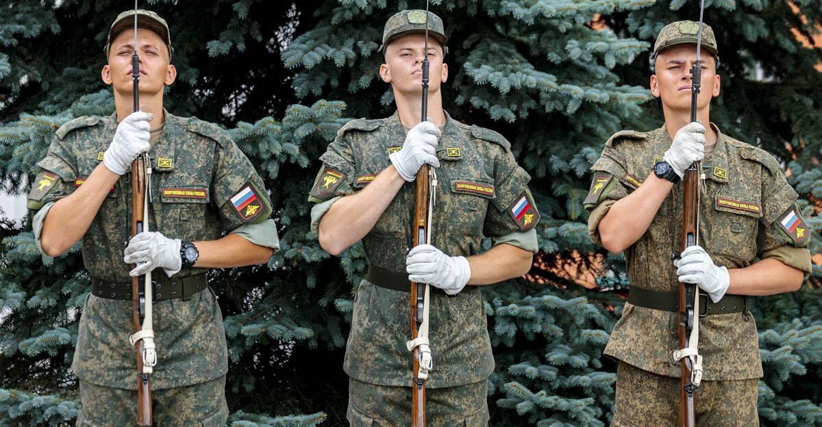 Pervaya stroevaya podgotovka Preobrazhenskogo polka roty Poch tnogo karaula i voennogo orkestra vesennego prizyva