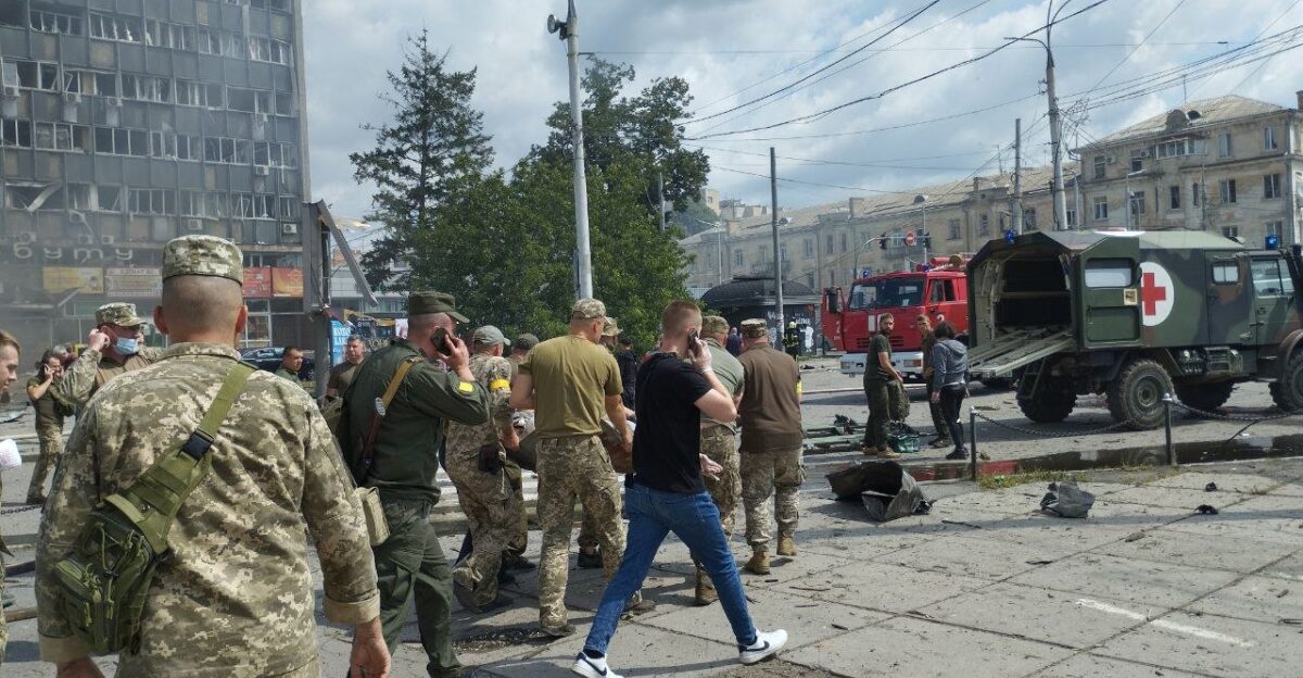 OPERATIVNA NFORMATs Ya stanom 17 00 zaginula 21 osoba z nikh 3 ditini za medichnoyu dopomogoyu zvernulosya 115 os b 54 osobi gosp tal zovano z nikh 4 ditini u vazhkomu stan perebuvayut 34 osobi trivayut poshuki 46-kh os b z yakimi v dsutn y zv yazok V d DSNS pratsyu 319 ryatuval nik v ta 38 od tekhn ki