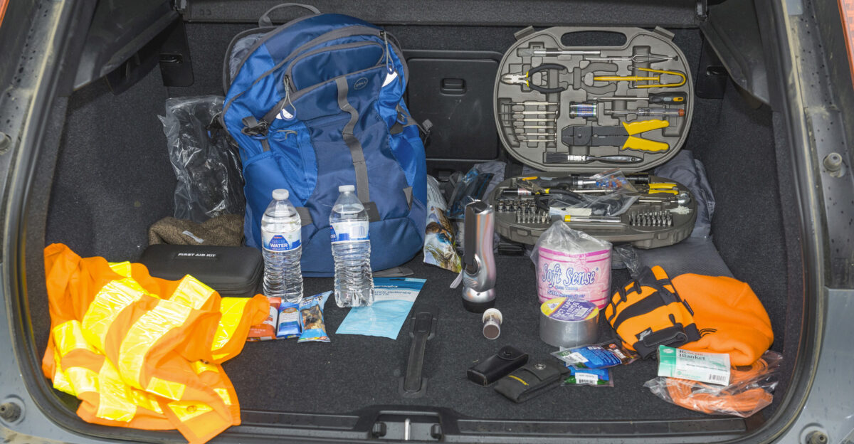 You can pack many things in your car s safety kit Here are five essentials to start with 1 A first aid kit 2 Extra food and water 3 A working flashlight and batteries 4 Car tools and equipment5 5 Extra clothing and blankets to keep you warm