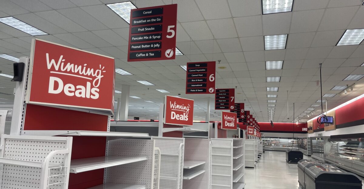 Winn-Dixie 737 on Kings Highway in Port Charlotte during closing sales