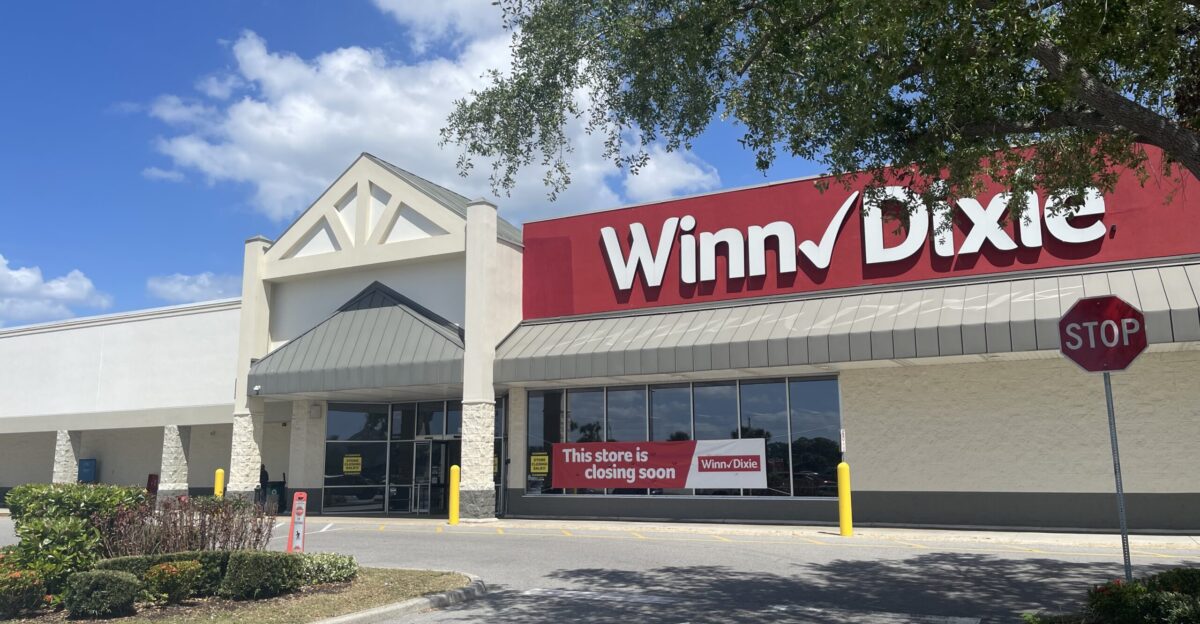 Winn-Dixie 737 on Kings Highway in Port Charlotte during closing sales