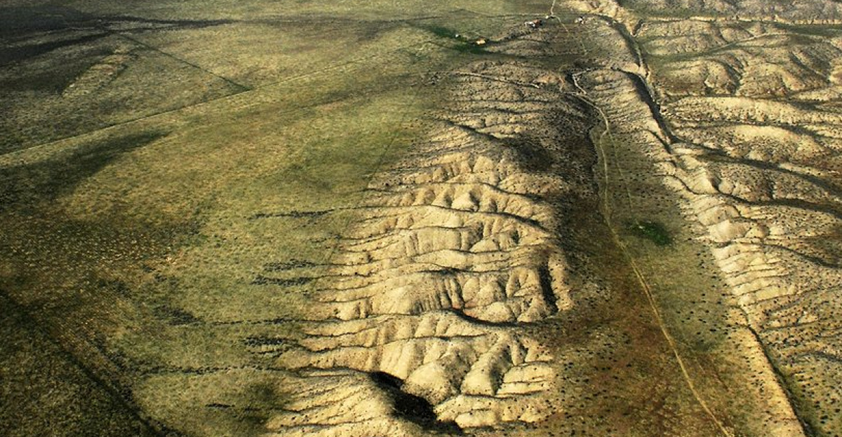 Aerial photo of San Andreas Fault looking northwest onto the Carrizo Plain with Soda Lake visible at the upper left.