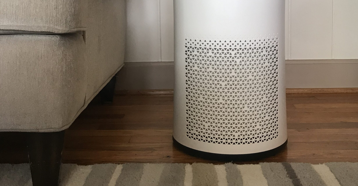<p>An air purifier in a living room next to a couch.
</p><p>Brand: Levoit LV-H133
</p>
If used, please credit us by using the following link: <a rel="nofollow" class="external free" href="https://homeairguides.com">https://homeairguides.com</a>