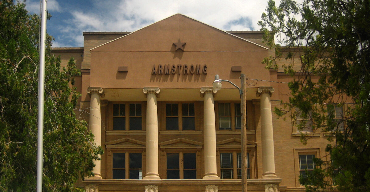 The Armstrong County Courthouse in Claude Texas United States I took photo on July 15 2008 Billy Hathorn talk 01 25 20 July 2008 UTC