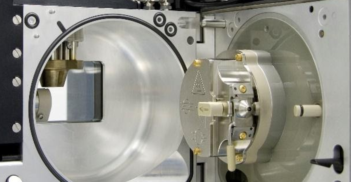 Atmospheric pressure photoionization chamber to demonstrate Atmospheric pressure photoionization