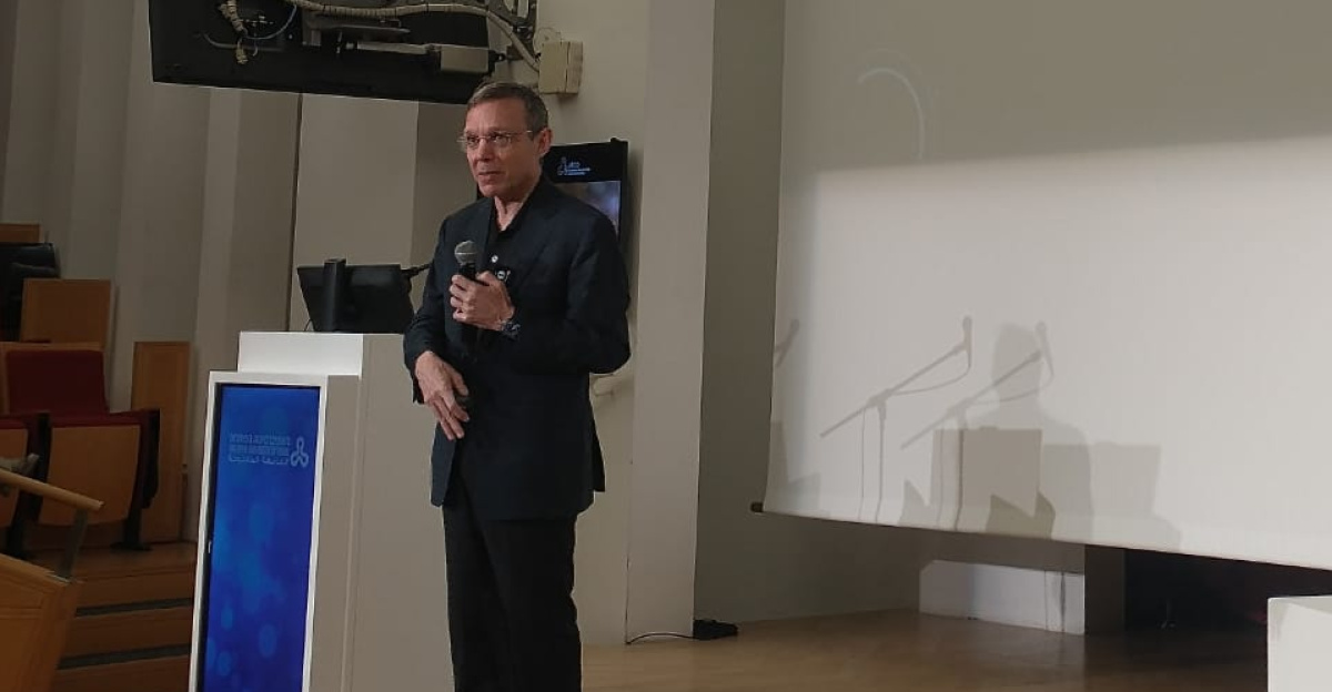 Avi Loeb in Israel duirng Chanukah