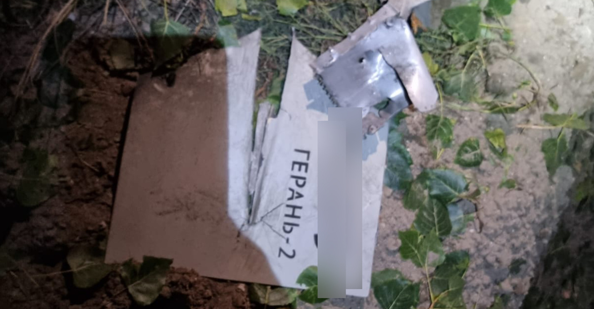 Цієї ночі мобільні вогневі групи Ізмаїльського прикордонного загону збили 4 дрони типу «Shahed-131/136», які були спрямовані росіянами на цивільну інфраструктуру Подунав’я.
<p>Вкотре охоронці державного рубежу, як складова сил протиповітряної оборони півдня України, зробили вагомий внесок у знищення дронів-камікадзе.
</p>
Символічно, що на корпусах безпілотників затертість літер в попереджувальних написах «не браться» утворила більш глибокий зміст напису – «не братья».