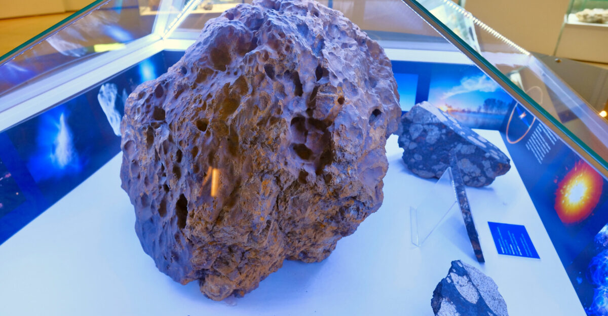 Fragment meteorita Chelyabinsk v ekspozitsii Gosudarstvennogo istoricheskogo muzeya Yuzhnogo Urala
