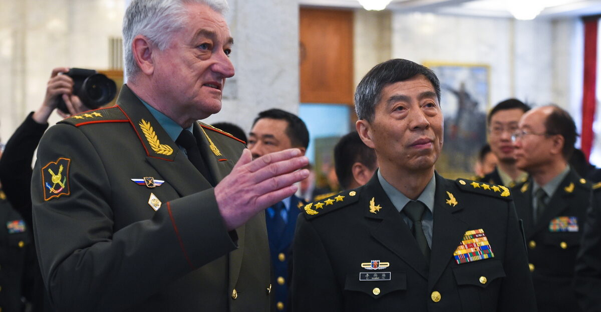 Voennaya delegatsiya Kitayskoy Narodnoy Respubliki vo glave s ministrom oborony general-polkovnikom Li Shanfu v khode ofitsial nogo vizita v Rossiyu posetila Voennuyu akademiyu General nogo shtaba Vooruzhennykh Sil Rossiyskoy Federatsii