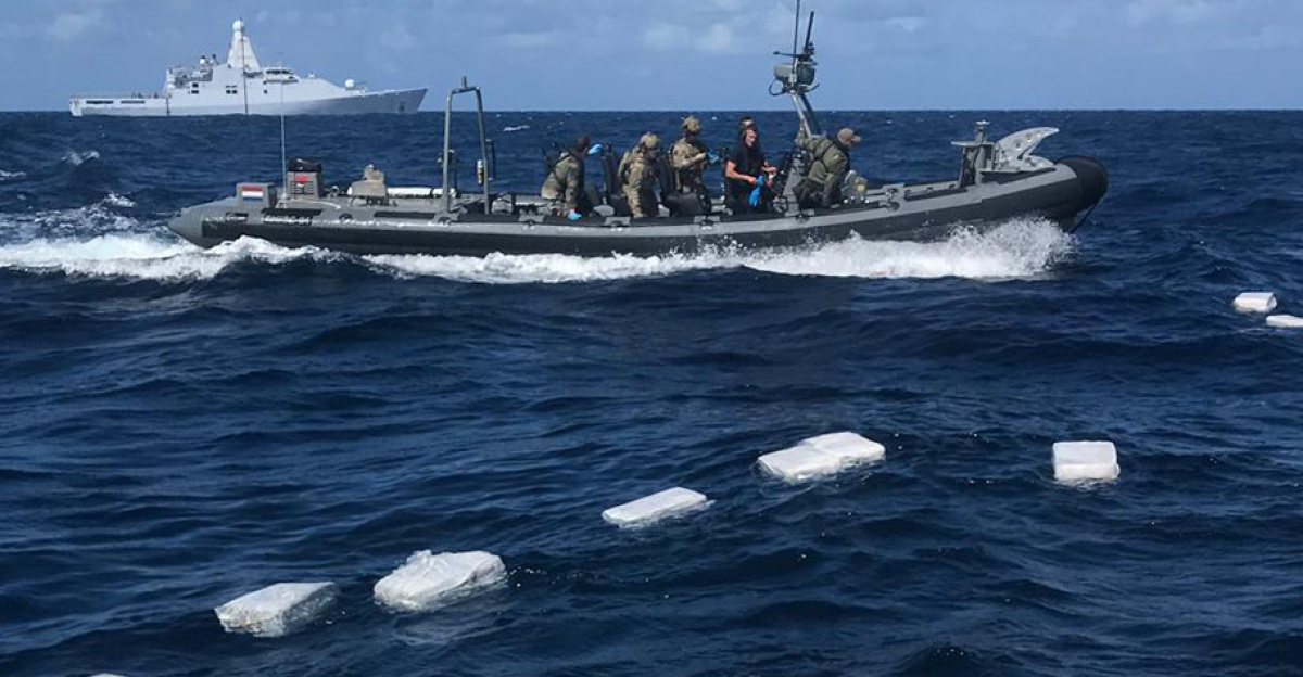 Het patrouilleschip Zr. Ms. Zeeland heeft een transport met ruim 2.000 kilo drugs onderschept in de Caribische Zee. Dit gebeurde in de nacht van 28 op 29 januari tijdens een nachtelijke patrouille. De pakketten met drugs en de opvarenden zijn inmiddels overgedragen aan de Amerikaanse kustwacht.