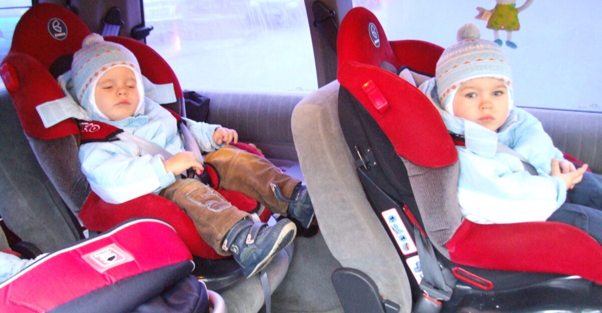 dzieci w fotelikach samochodowych