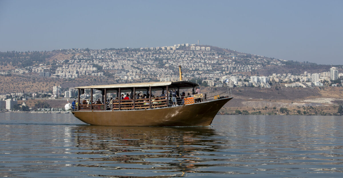 File PILGRIM S BOAT ON THE SEA OF GALILEE jpg - Wikimedia Commons