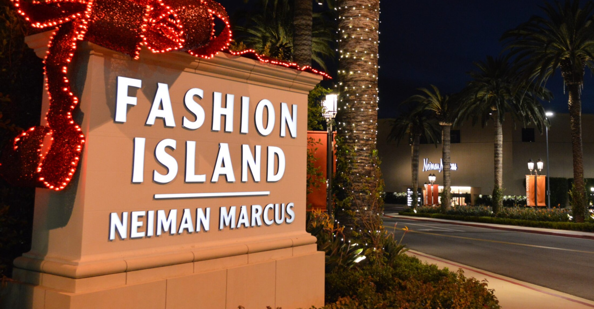 <a href="https://en.wikipedia.org/wiki/Neiman_Marcus" class="extiw" title="w:Neiman Marcus">Neiman Marcus</a> at <a href="https://en.wikipedia.org/wiki/Fashion_Island" class="extiw" title="w:Fashion Island">Fashion Island</a> in <a href="https://en.wikipedia.org/wiki/Newport_Beach,_California" class="extiw" title="w:Newport Beach, California">Newport Beach, California</a>, U.S.A.
