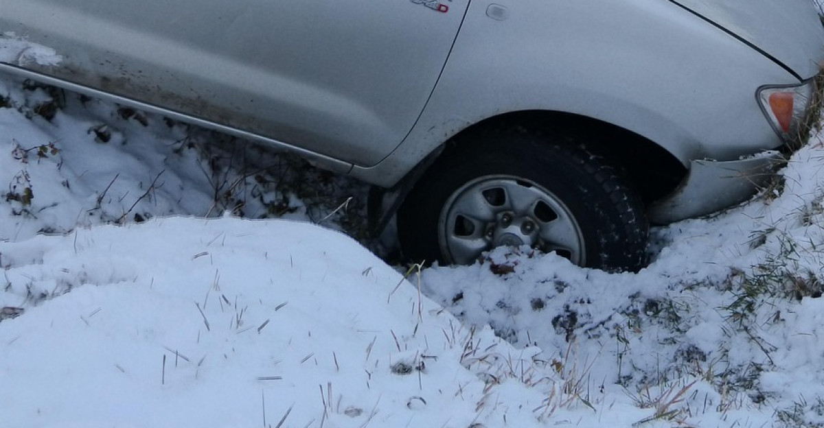 automobile accident winter snow smooth dig nature damage damaged
