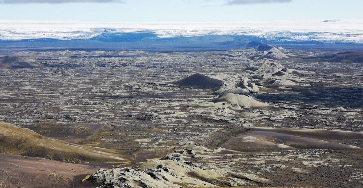 crater fissure earth s crust dorsal horizon iceland landscape mountain tectonic plate nature geology