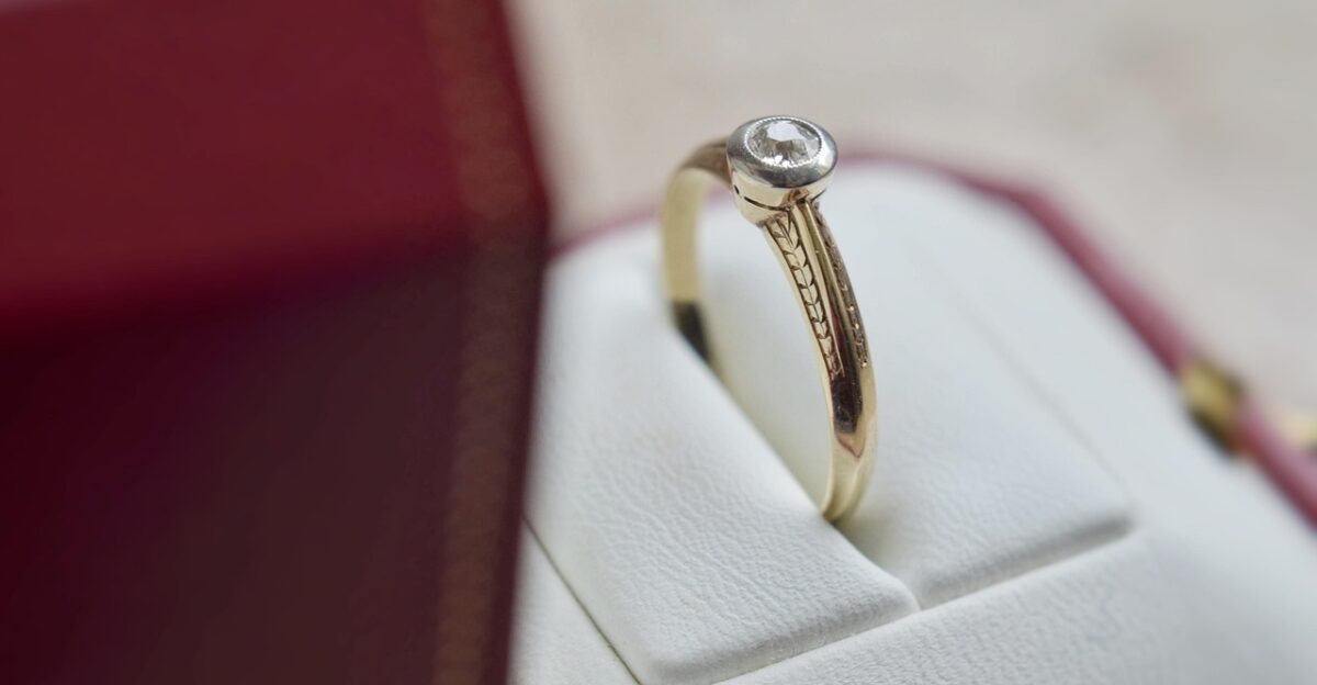 ring engagement diamond gold housing gem jewelry store celebration marriage romance fall in love love jewel jewelry store jewelry store jewelry store jewelry store jewelry store