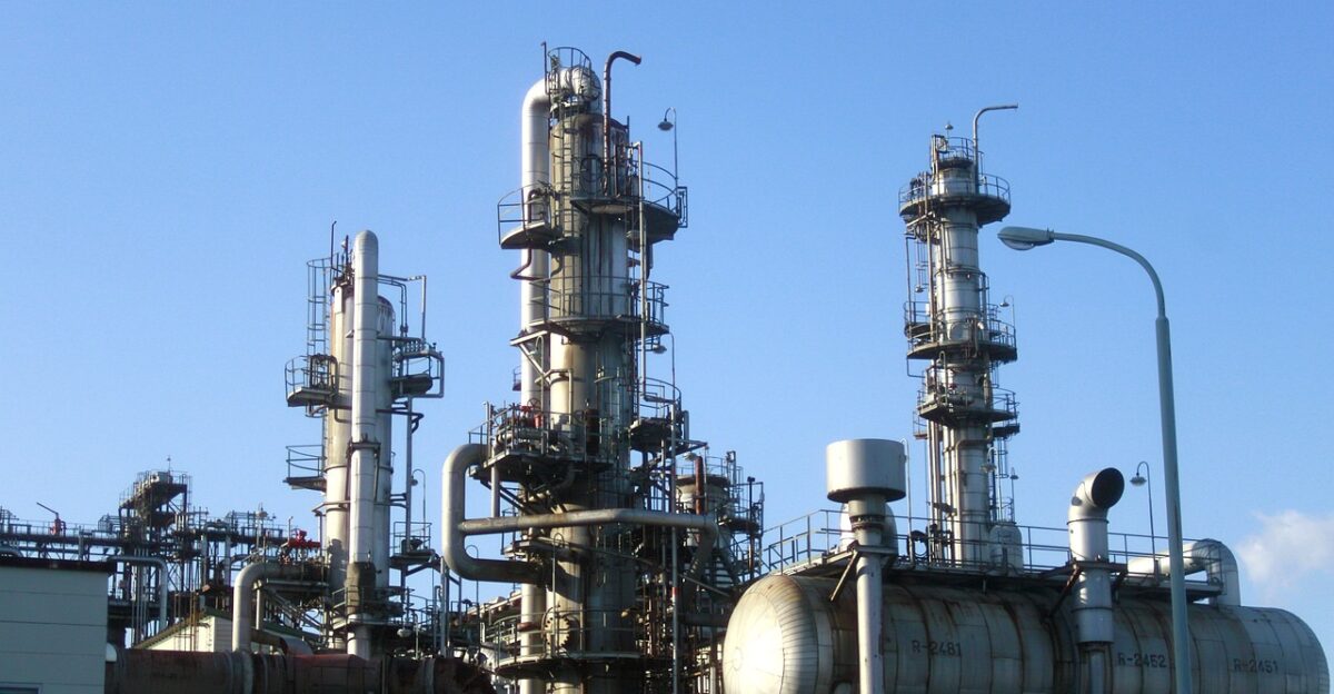 mie prefecture oil plant manufacturing pipe tank atmospheric distillation equipment atmospheric distillation distillation distiller chimney topper main distillation column nature yokkaichi