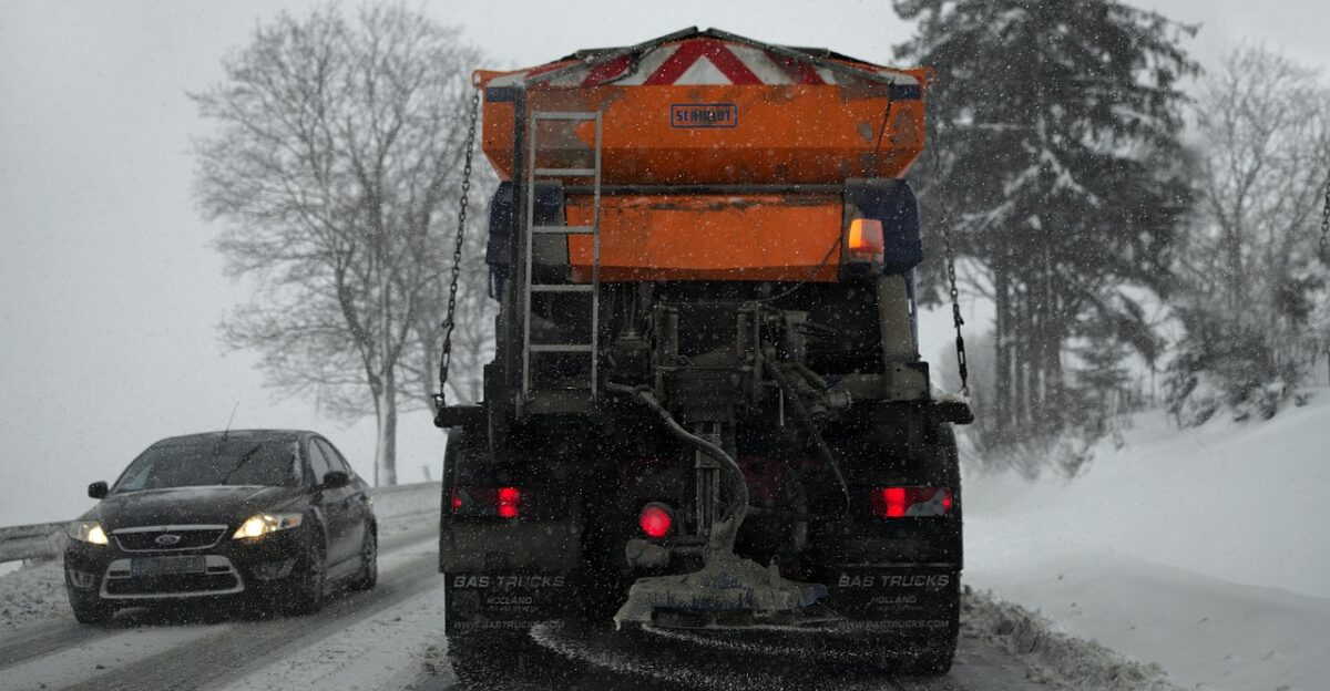 weather ice blizzard plow way conditions snow nature winter snow removal road conditions car wallpapers danger salt salting environment sandblaster zadymka cars car traffic street transport road asphalt travel frost