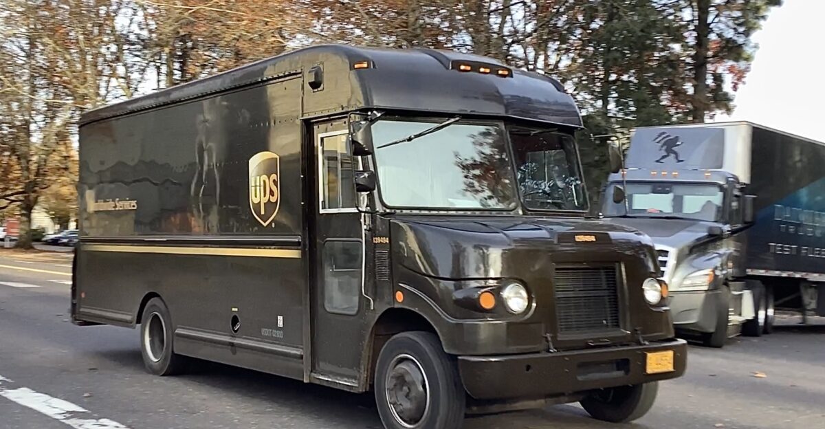 This is the last Grumman P800 running in the portland area The P800 is UPS s most iconic truck since the design was 1st introduced in 1965 However in recent years these trucks have been undergoing retirement By 2024 very few P800s remained in service This specific truck is 1 of the last P800s still in service and the last P800 in the Portland area