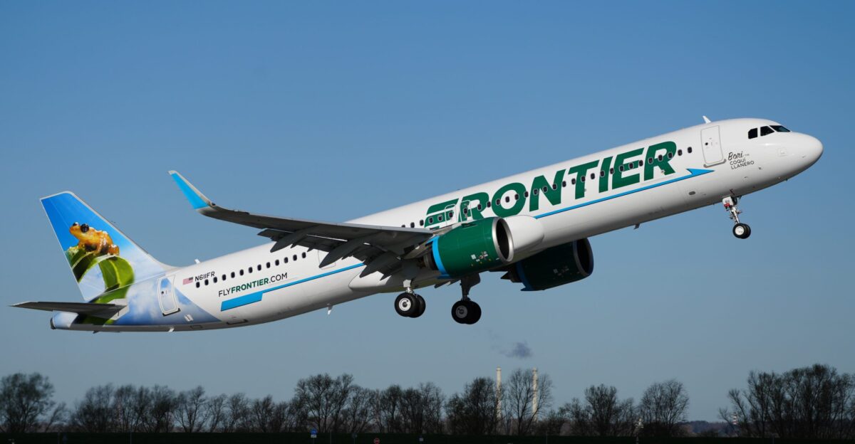 Der Airbus A321-271NX der Fluggesellschaft Frontier Airlines mit dem Kennzeichen N611FR startet auf der Bahn 05 des Flugplatzes Hamburg-Finkenwerder Das Flugzeug wurde ber den Goose Bay Airport zum Tampa International Airport berf hrt