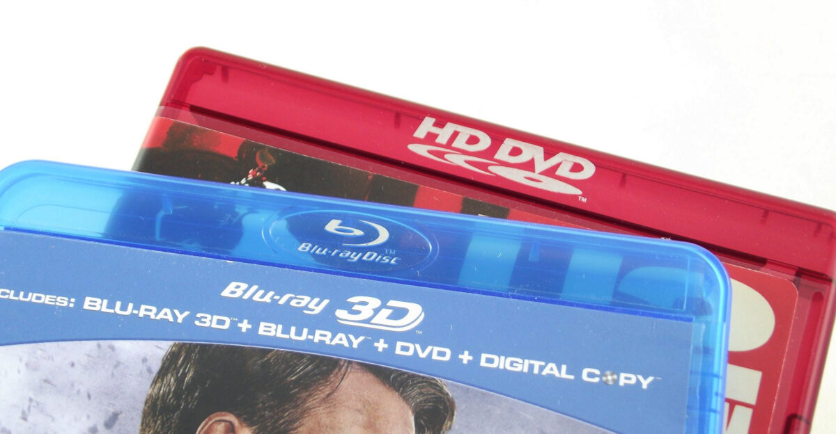 Comparison of standard design HD-DVD and Blu-Ray keep cases with logos showing
