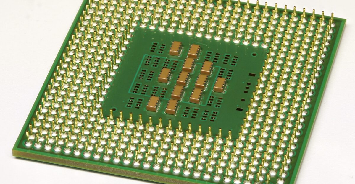 The bottom side of an Intel Pentium M 1 4 RH80535GC0171M CPU
