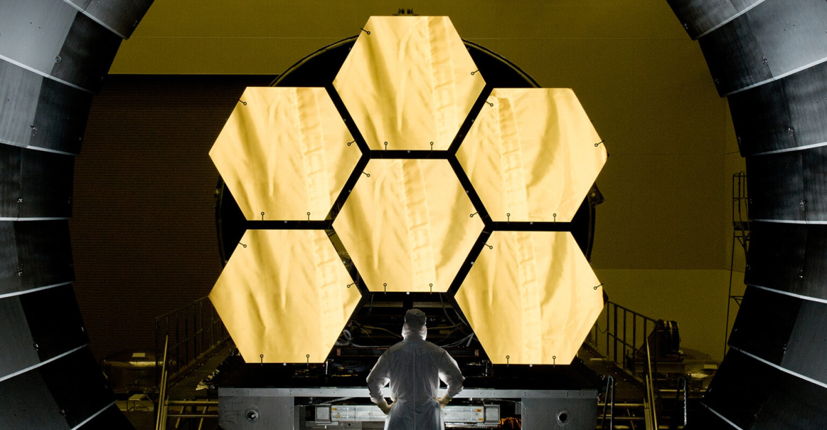 <a href="//commons.wikimedia.org/wiki/NASA" title="NASA">NASA</a> engineer Ernie Wright looks on as the first six flight ready James Webb Space Telescope's primary <a href="//commons.wikimedia.org/wiki/Mirror" title="Mirror">mirror</a> segments are prepped to begin final cryogenic testing at NASA's <a href="//commons.wikimedia.org/wiki/Category:Marshall_Space_Flight_Center" title="Category:Marshall Space Flight Center">Marshall Space Flight Center</a>.