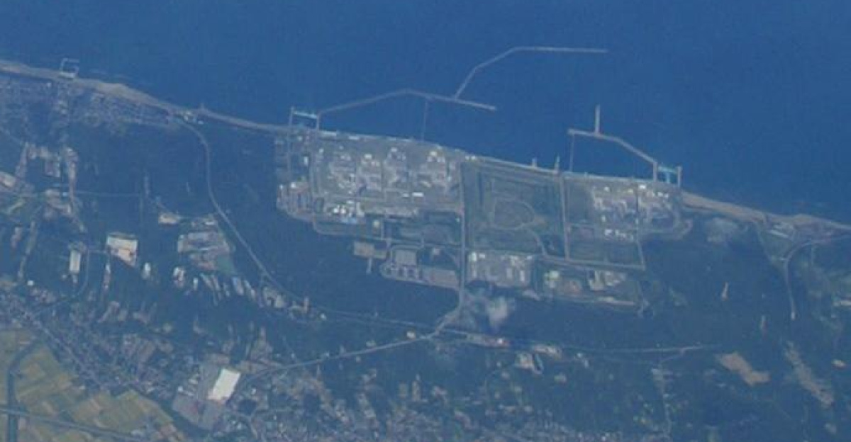 <p>柏崎刈羽原子力発電所が見えました。
</p>
(2006/09/10 In Flight, NH704, JAPAN)