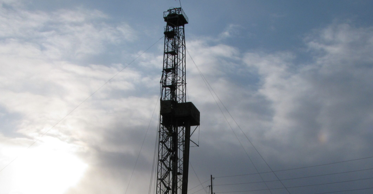 А вот и одна из нефтеразведочных буровых вышек. Кординская.