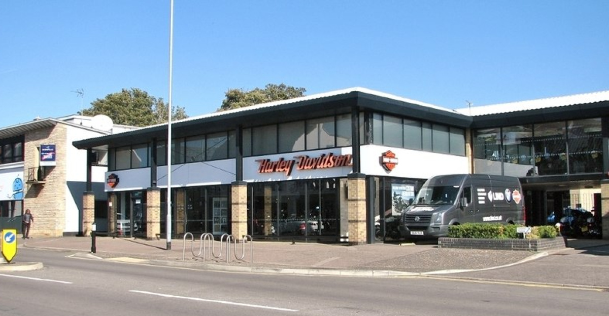 Lind BMW and Harley Davidson dealership at 120 Ber Street <span class="mw-valign-text-top" typeof="mw:File/Frameless"><a href="//commons.wikimedia.org/wiki/File:Lind_BMW_and_Harley_Davidson_dealership_at_120_Ber_Street_-_geograph.org.uk_-_5922642.jpg#ooui-php-4" title="Edit this at Structured Data on Commons"><img decoding=