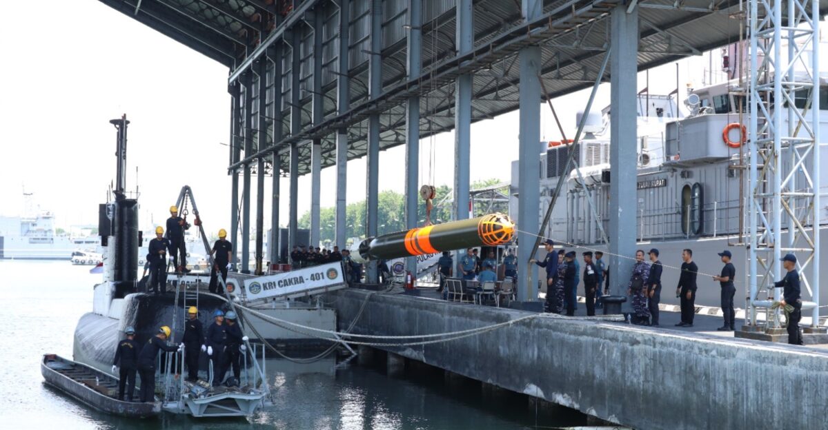 KRI Cakra 401 loading a SUT torpedo in preparation of the following Indonesian navy torpedo firing exercise on October 2023