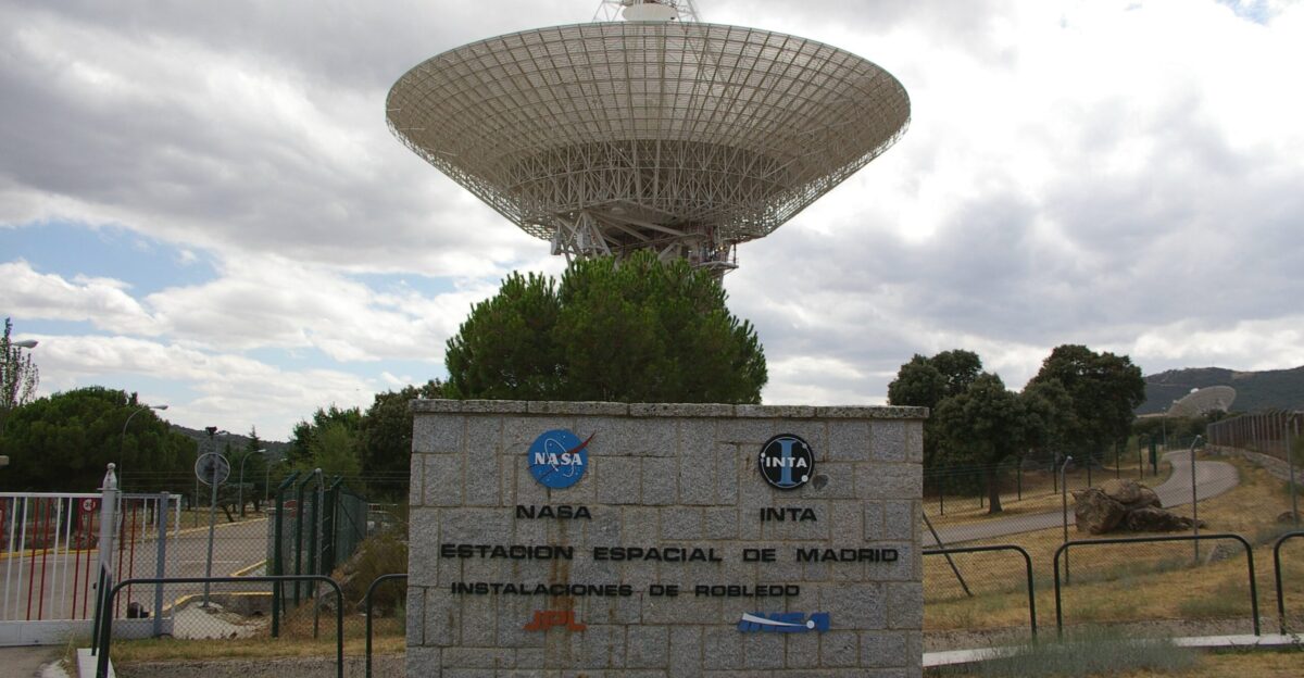 View of the complex and the 70m antenna
