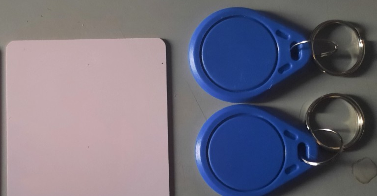 13.56 MHz <a href="https://en.wikipedia.org/wiki/Radio-frequency_identification" class="extiw" title="w:Radio-frequency identification">RFID Tags</a>