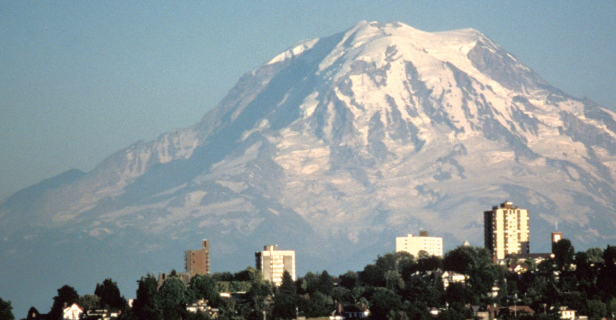 <a href="//commons.wikimedia.org/wiki/Mount_Rainier" title="Mount Rainier">Mount Rainier</a> over <a href="//commons.wikimedia.org/wiki/Tacoma,_Washington" title="Tacoma, Washington">Tacoma, Washington</a>, <a href="//commons.wikimedia.org/wiki/USA" class="mw-redirect" title="USA">USA</a>.