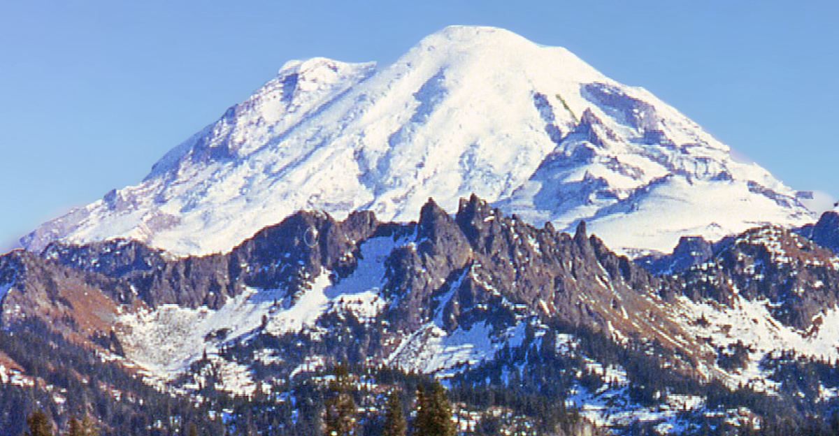 Mount Rainier, ein Vulkanberg mit einer Höhe von 4.392 Metern (Washington, USA). Den Berg bedecken 41 nach allen Seiten ausstrahlende Gletscher.