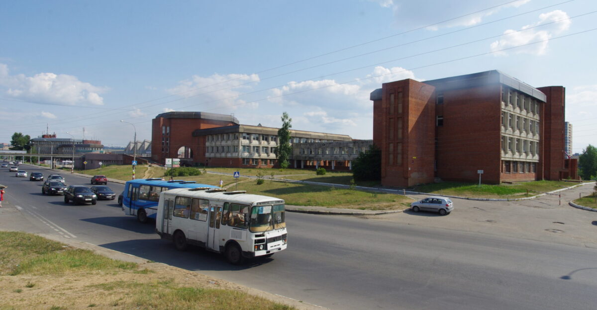 Late USSR luxury architecture School building Nizhniy Novgorod 6-y mikrorayon Mesch rskogo ozera Eksperimental nyy zhiloy rayon postroyki kontsa 1980-kh Na fotografii izobrazheno zdanie shkoly 176 na ulitse Karla Marksa