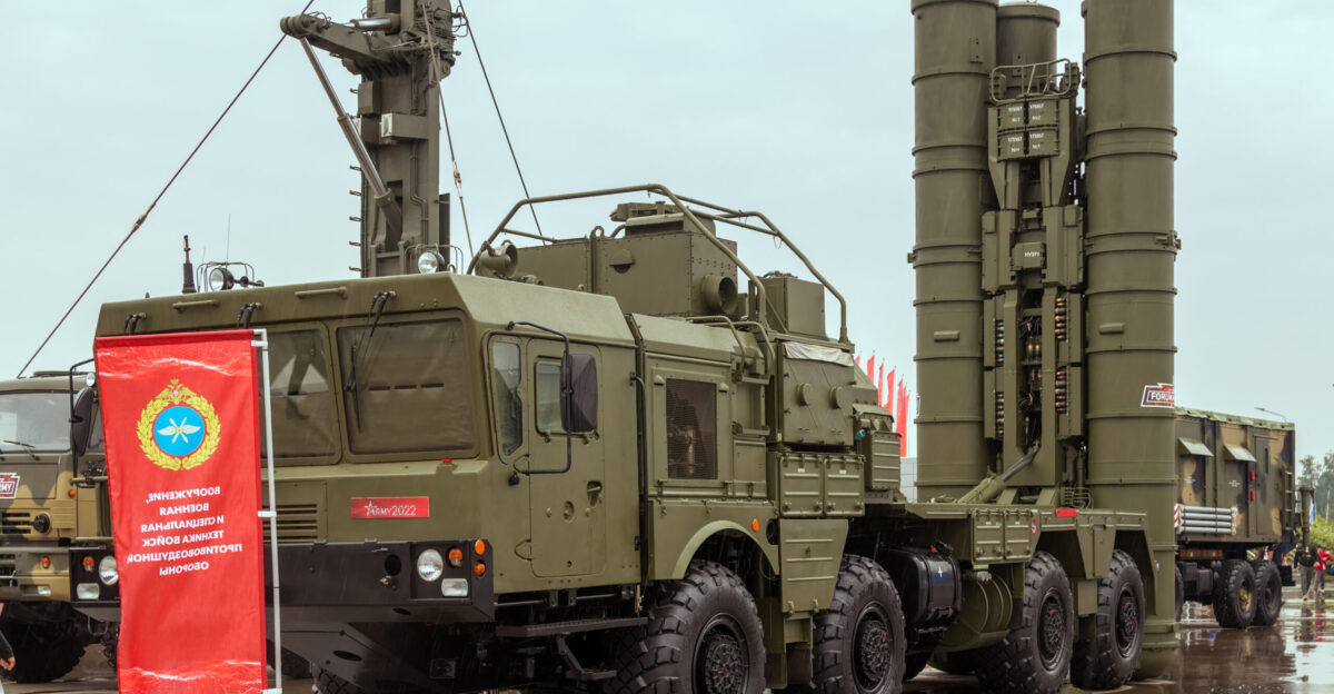 Puskovaya ustanovka 51P6 na shassi MZKT-7930 kompleksa S-400 Triumf