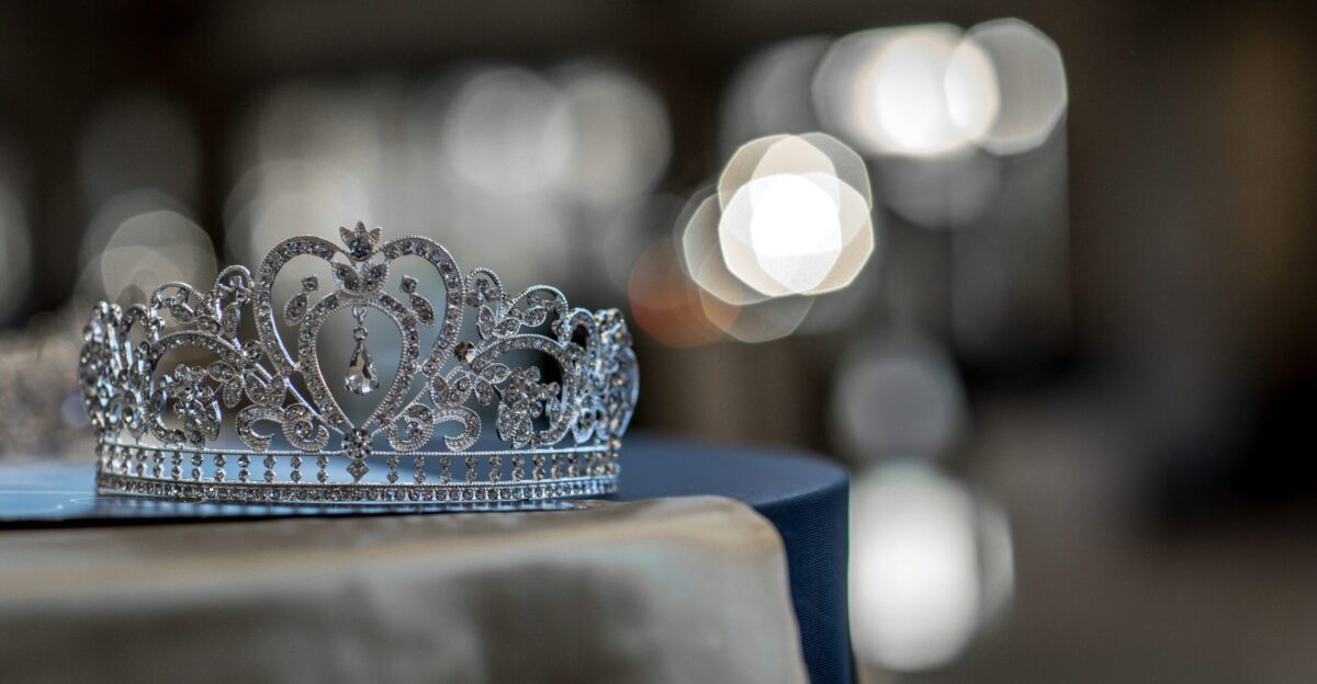 silver-colored crown