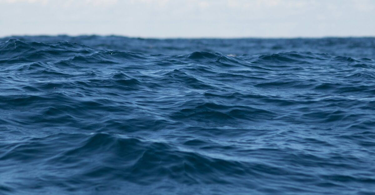 sea under clear blue sky