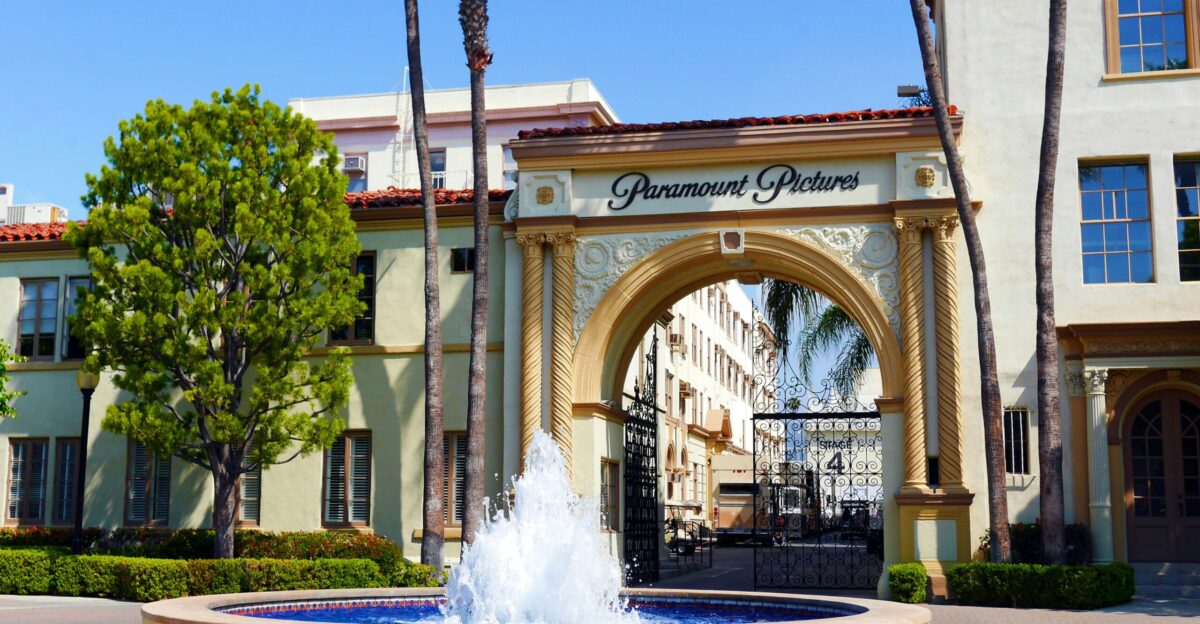 fountain in the middle of the city during daytime