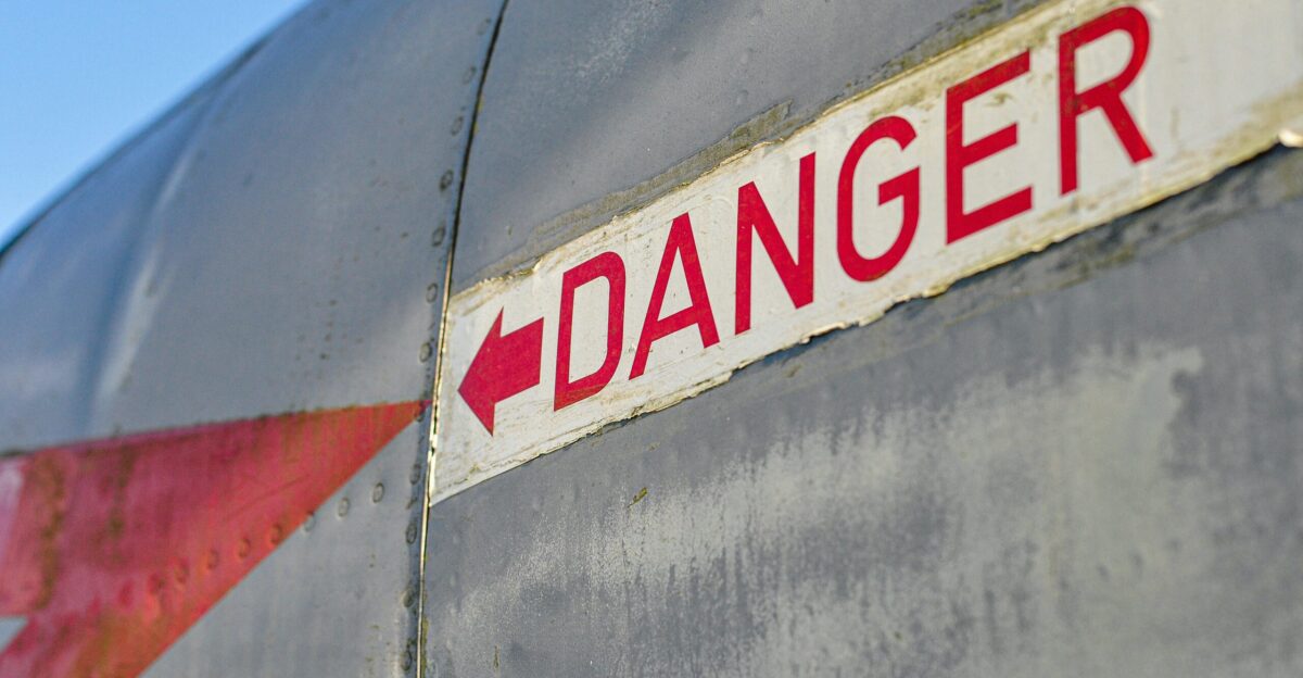 a red and white sign that says danger on it