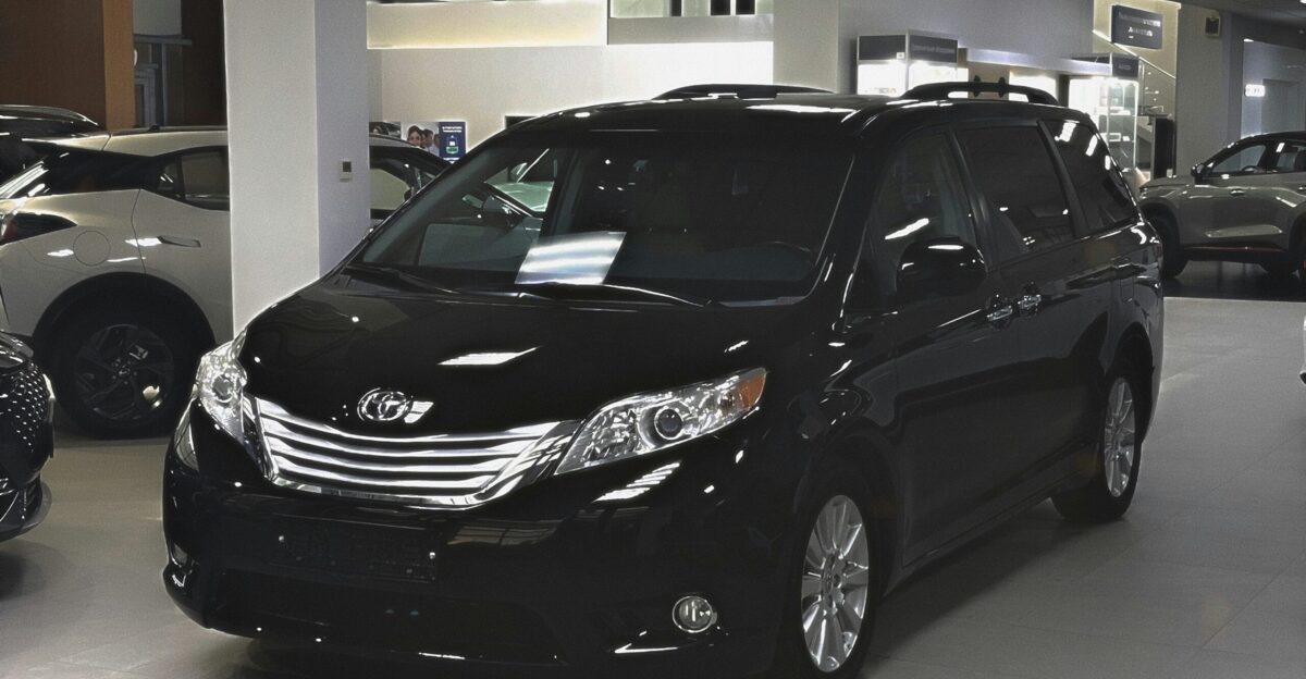 A car showroom filled with lots of cars