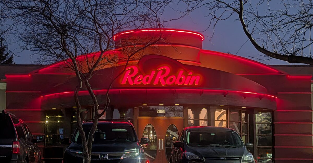 Red Robin in Illinois at night