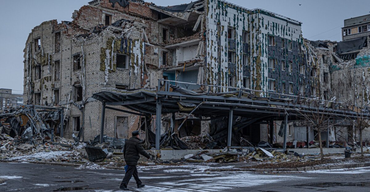 Ukrainian soldiers and shopkeepers hold on as Russia s siege of