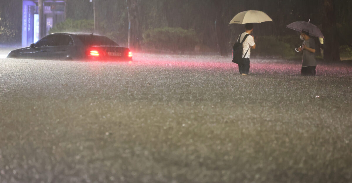 Historic rainfall turns Seoul s roads into rivers and leaves 8