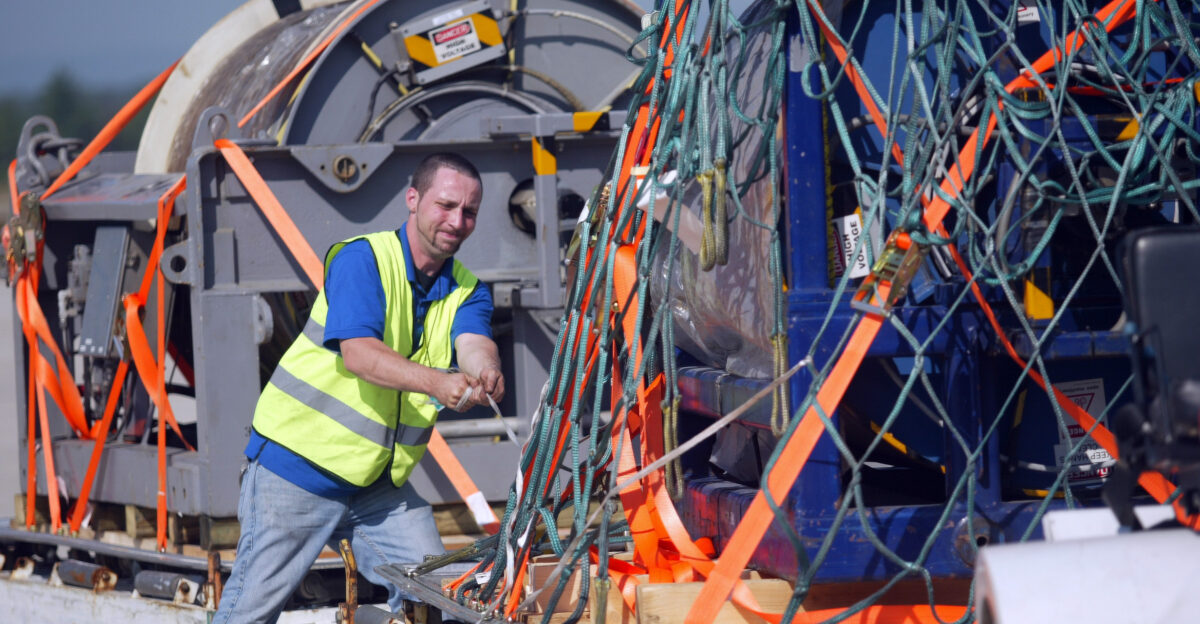 DULLES Va June 8 2009 Kevin Pollard ties down a 15 000-pound undersea cable for transportation to Brazil The cable capable of reaching a depth of 20 000 feet will be attached to an underwater pinger locator from Naval Sea Systems Command s Supervisor of Salvage and Diving to help locate the flight data and cockpit voice recorders of an Air France passenger aircraft that went down in the Atlantic Ocean U S Navy photo by Oscar Sosa Released